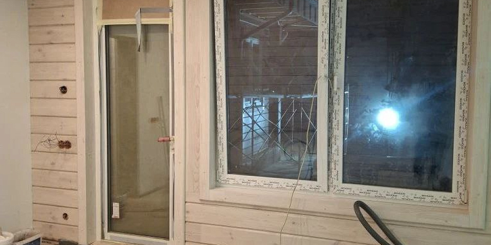 Установка ПВХ-двери и панорамного окна с учётом тёплого пола: точный монтаж и стеклянный добор - эксперт Шувое Алексей Павельев